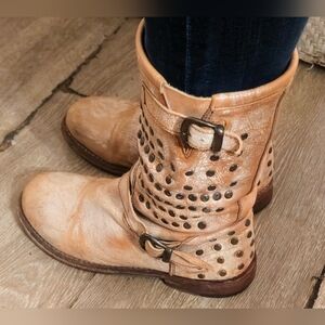 Bed Stu Women's Cream Whacky Studded Leather Moto Boots